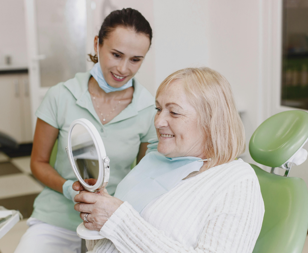 Consulta de medicina dentária para avaliação personalizada do envelhecimento do sorriso e definição do tratamento mais adequado.