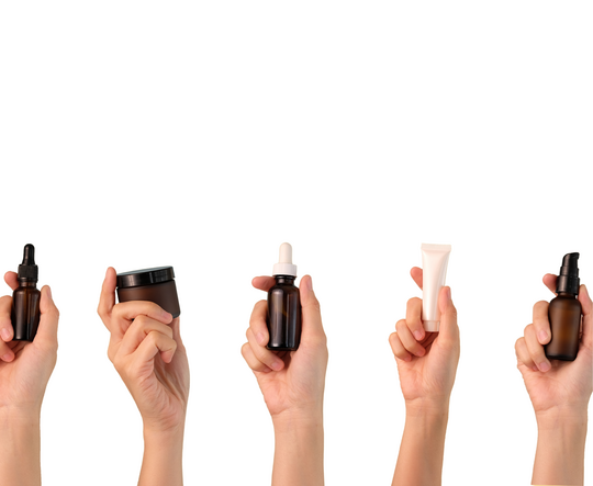 Produtos de cuidados com a pele dispostos numa bancada, representando a escolha de cosméticos para uma rotina de skincare.